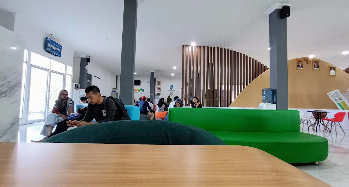 Kursi tunggu pengunjung